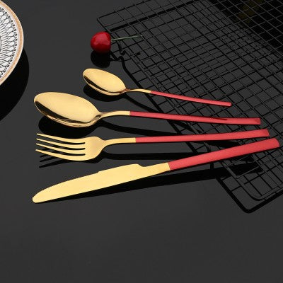 Set de 24 tacamuri, elegant si rafinat, cu un finisaj luxos, auriu cu rosu