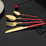 Set de 24 tacamuri, elegant si rafinat, cu un finisaj luxos, auriu cu rosu
