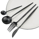 Set de 16 tacamuri, elegant si rafinat, cu un finisaj luxos, negru