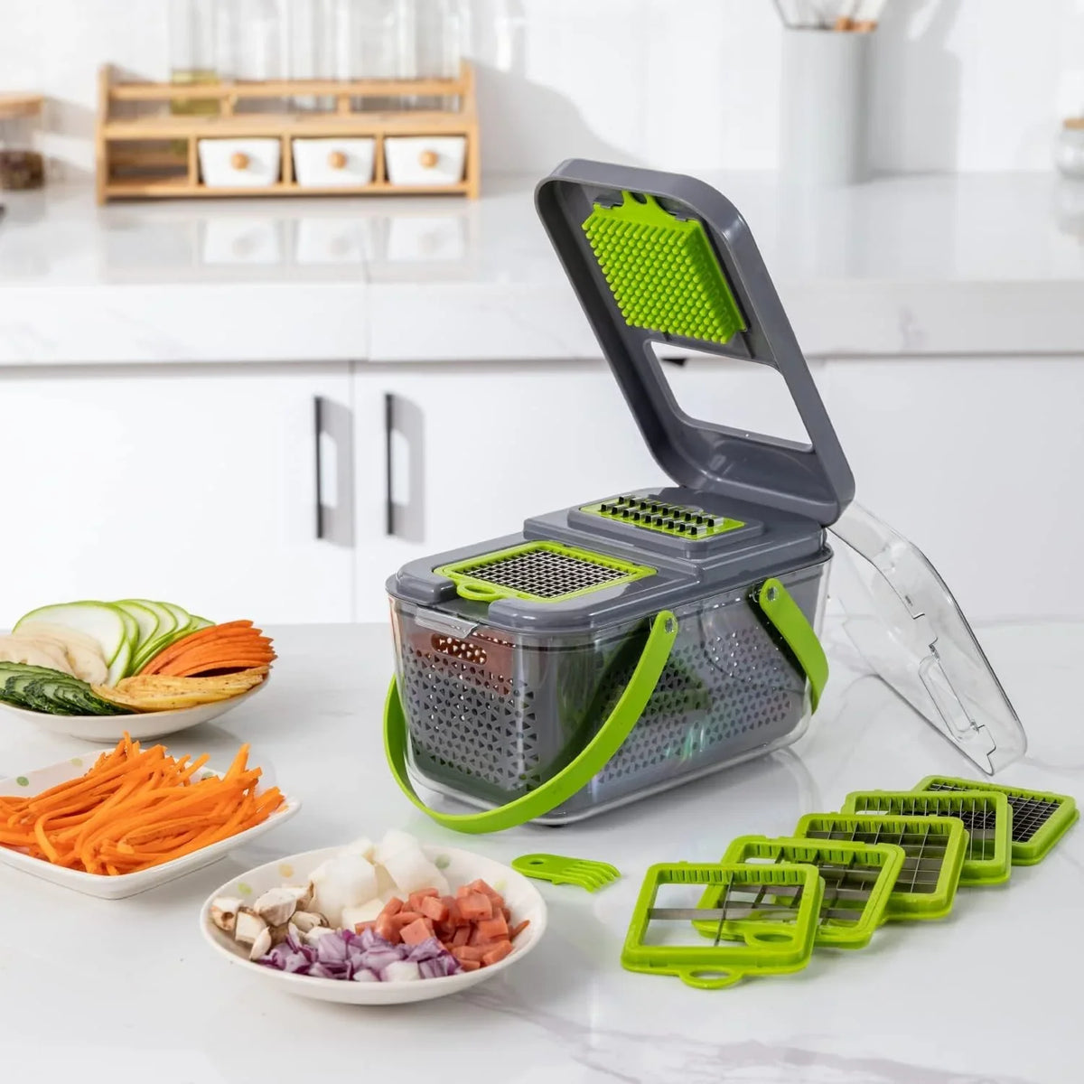 Razatoare multifunctionala pentru legume, cu 22 de accesorii + Recipient ermetic 4-în-1 pentru depozitare, feliere și răzuire brânză